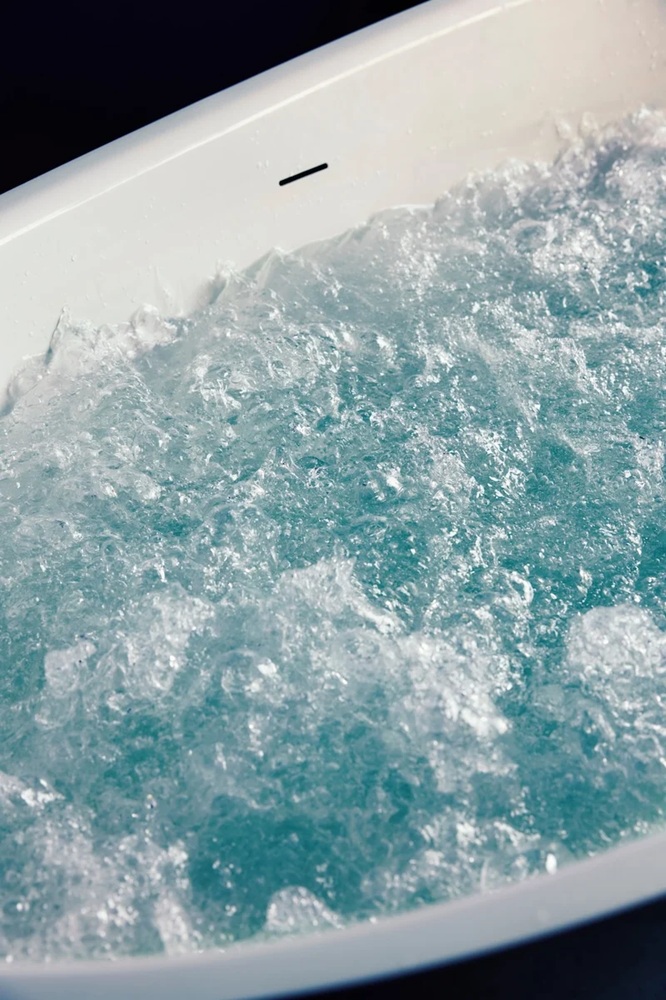Close up of Bainultra Thermomasseur bubbles in a bathtub